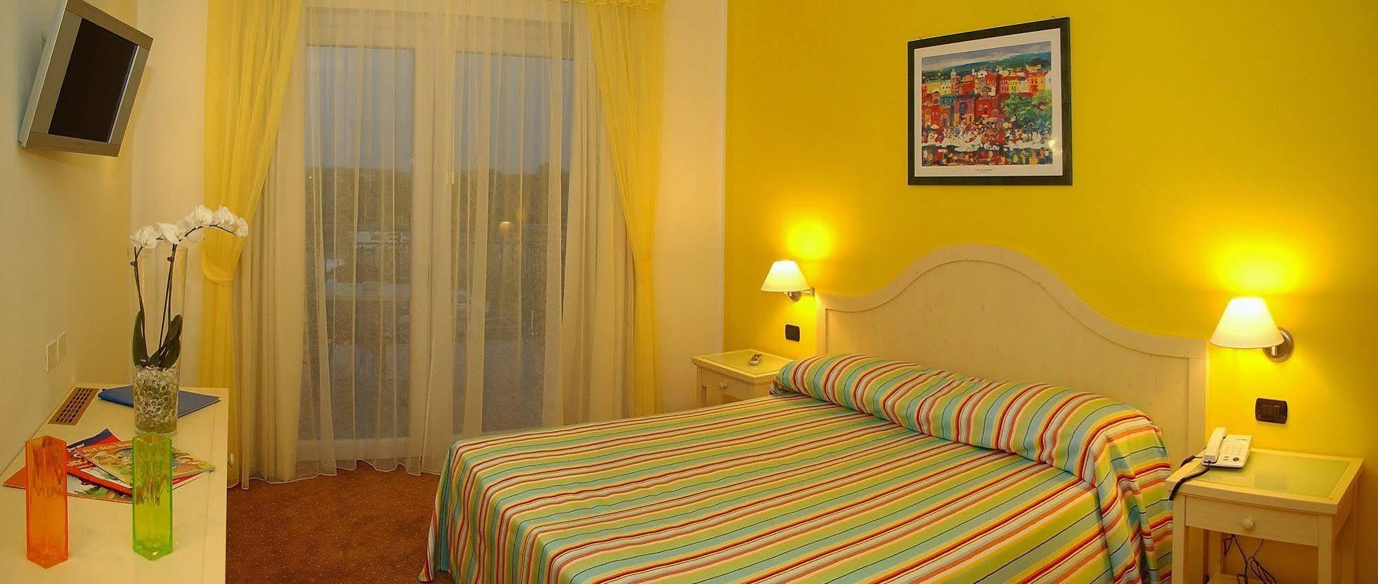 Hotel Bella Italia Пескьера-дель-Гарда Экстерьер фото